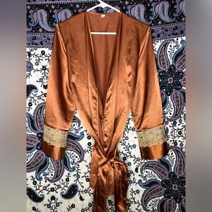 Jane Woolrich satin lace robe